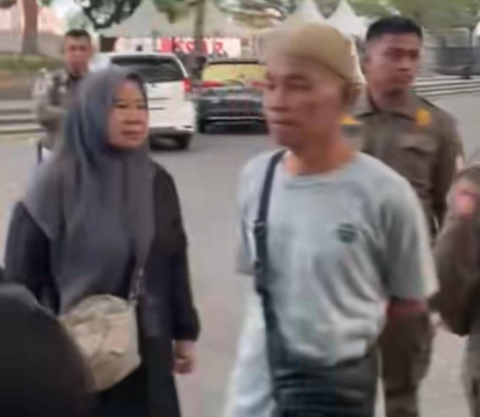 Pedagang Pantai Losari menggelar protes di anjungan, menuntut kejelasan izin berjualan setelah larangan dua bulan terakhir. (Tiktok/Suryaniyani)