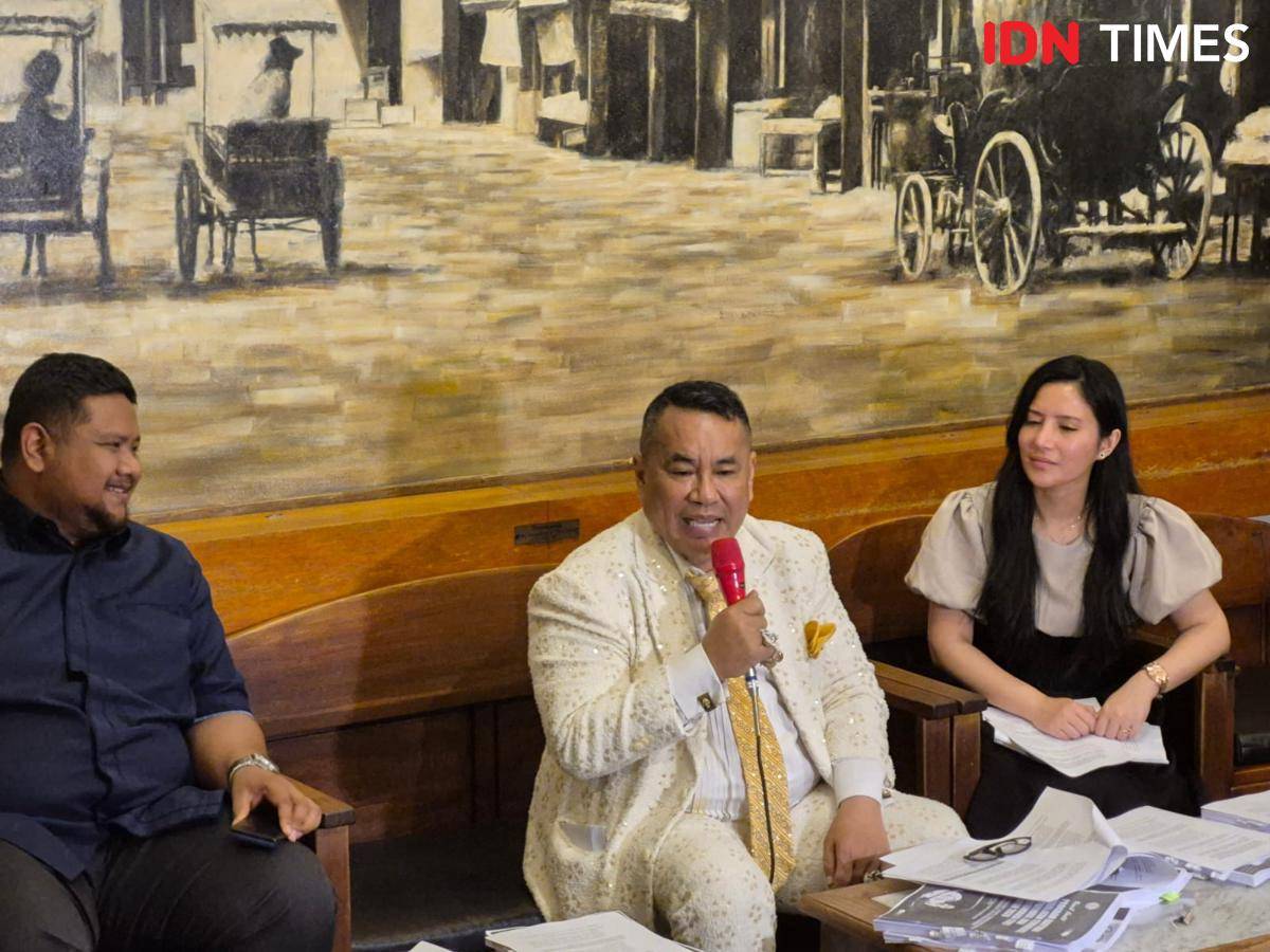 Kuasa hukum Nadiem Makarim, Hotman Paris Hutapea (tengah) ketika memberikan keterangan pers di kafe di Cikini, Jakarta Pusat. (IDN Times/Santi Dewi)
