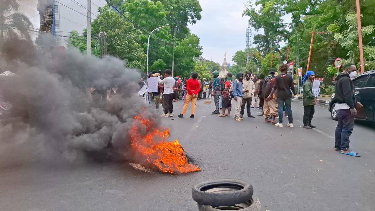Mahasiswa Papua di Makassar berunjuk rasa menuntut pembebasan empat aktivis tapol makar. (IDN Times/Darsil Yahya)