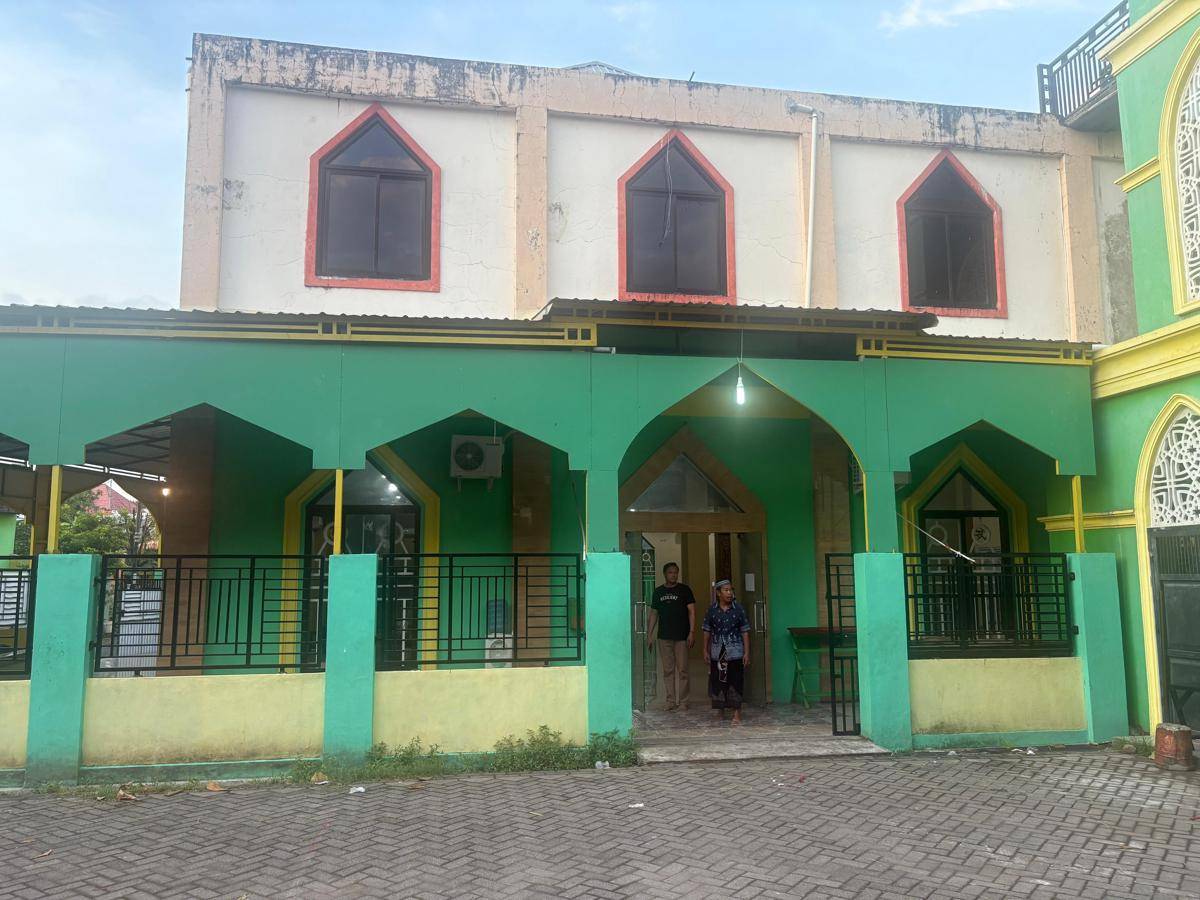 Masjid di BTN Bata Ugi, Kelurahan Sudiang Raya, Kecamatan Biringkanaya, Makassar, diduga hendak dibakar oleh pelaku yang tidak dikenali, Senin (8/9/2025) dini hari. Istimewa