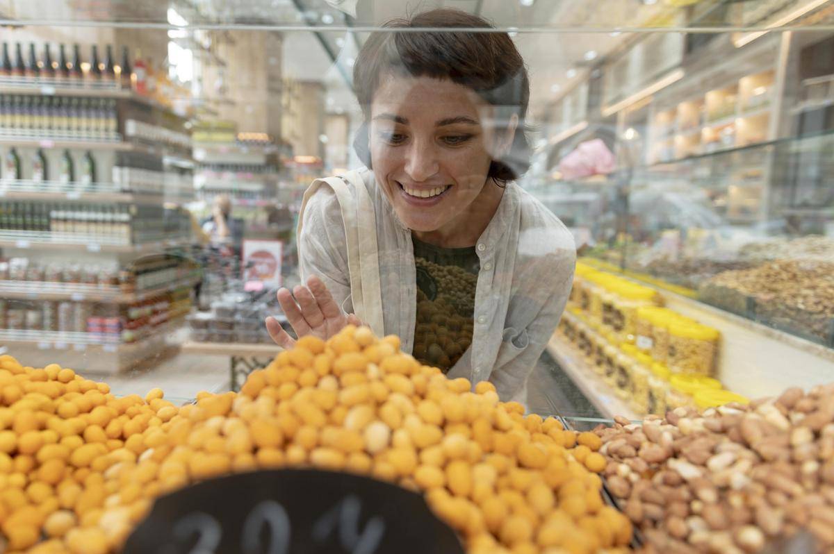 Ilustrasi Orang Jajan di Supermarket