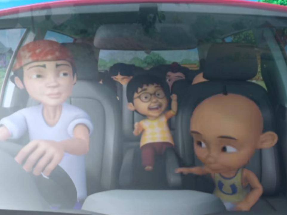 Abang Salleh bersiap-siap untuk membawa Upin dan anak lainnya jalan-jalan dengan mobil barunya