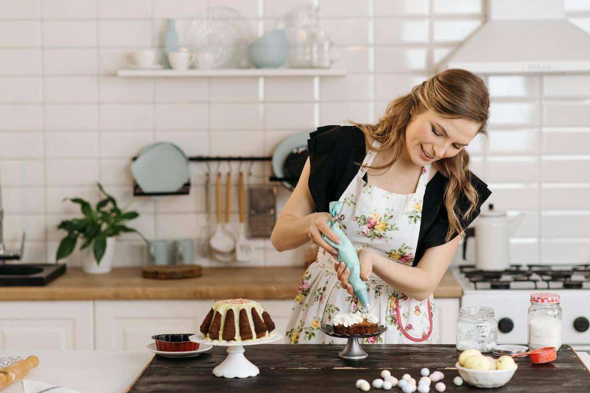 ilustrasi menghias kue dengan whipping cream 