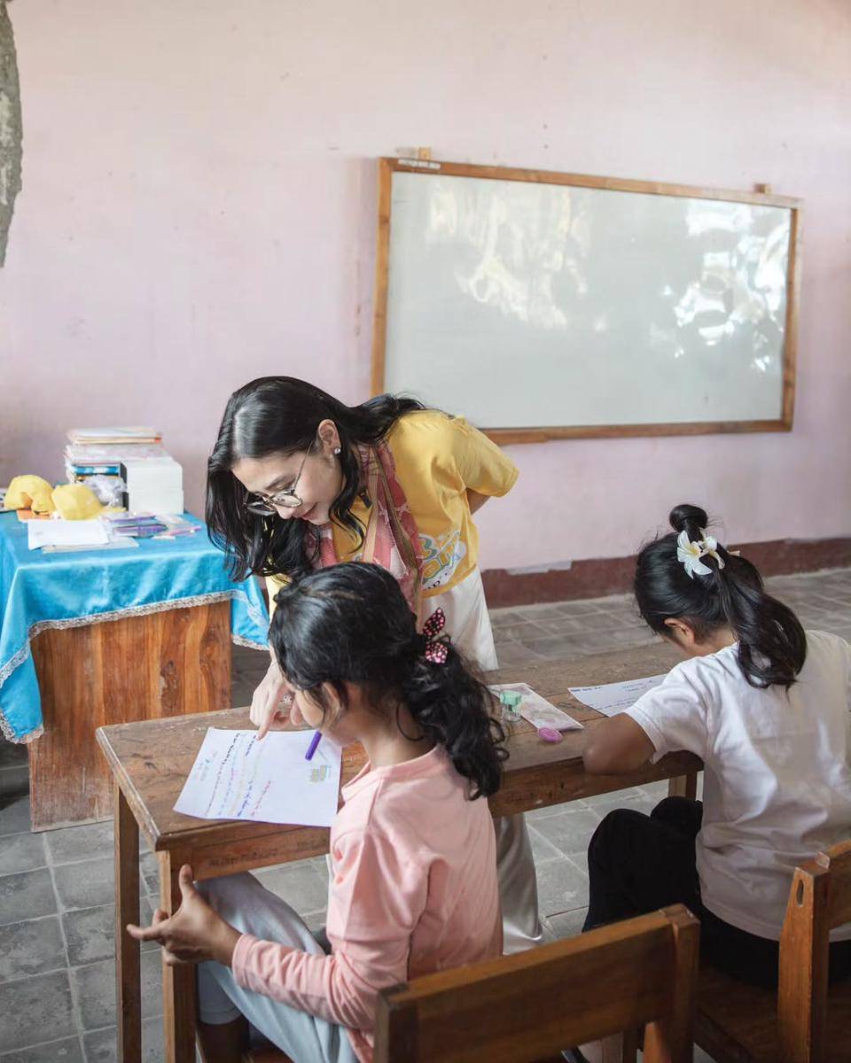 Prilly jadi guru SD di NTT