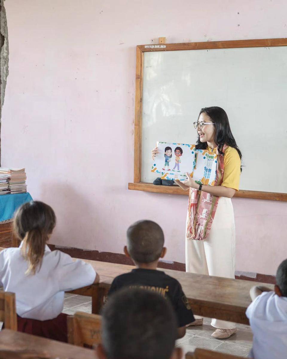 Prilly jadi guru SD di NTT