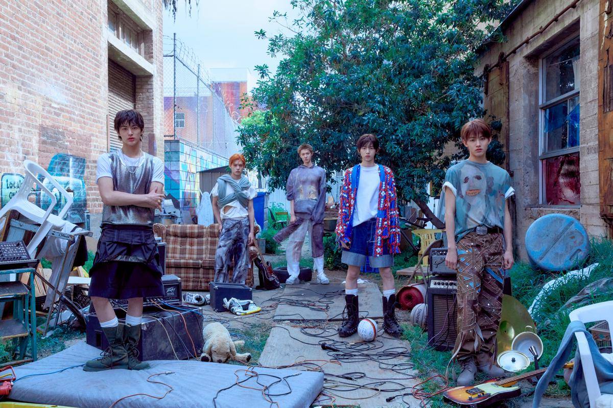 potret CORTIS di mini album COLOR OUTSIDE THE LINES