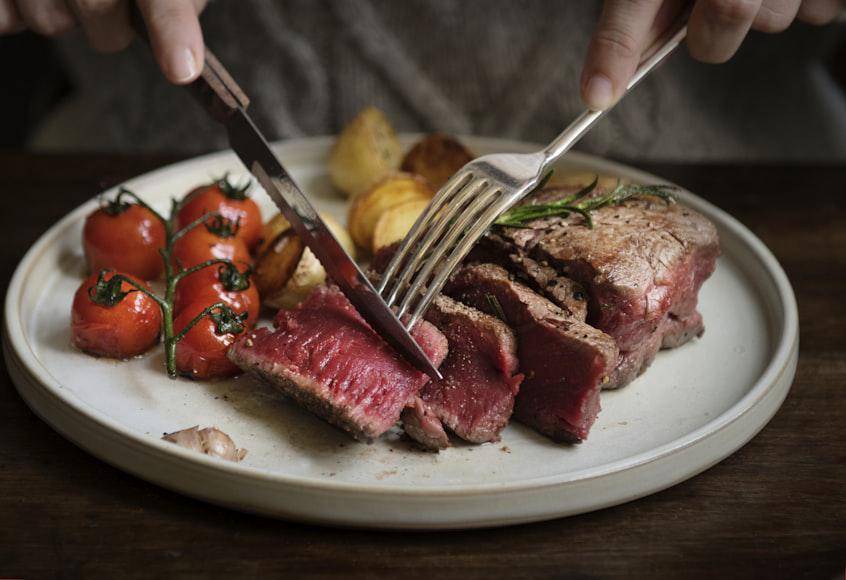 ilustrasi sous vide steak (unsplash.com/Curated Lifestyle)