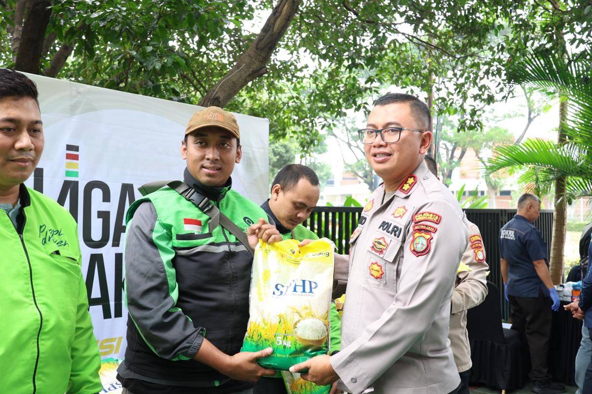 Ojol di sekitar Bandara Soetta diperiksa kesehatan (IDN Times/Maya Aulia Aprilianti)