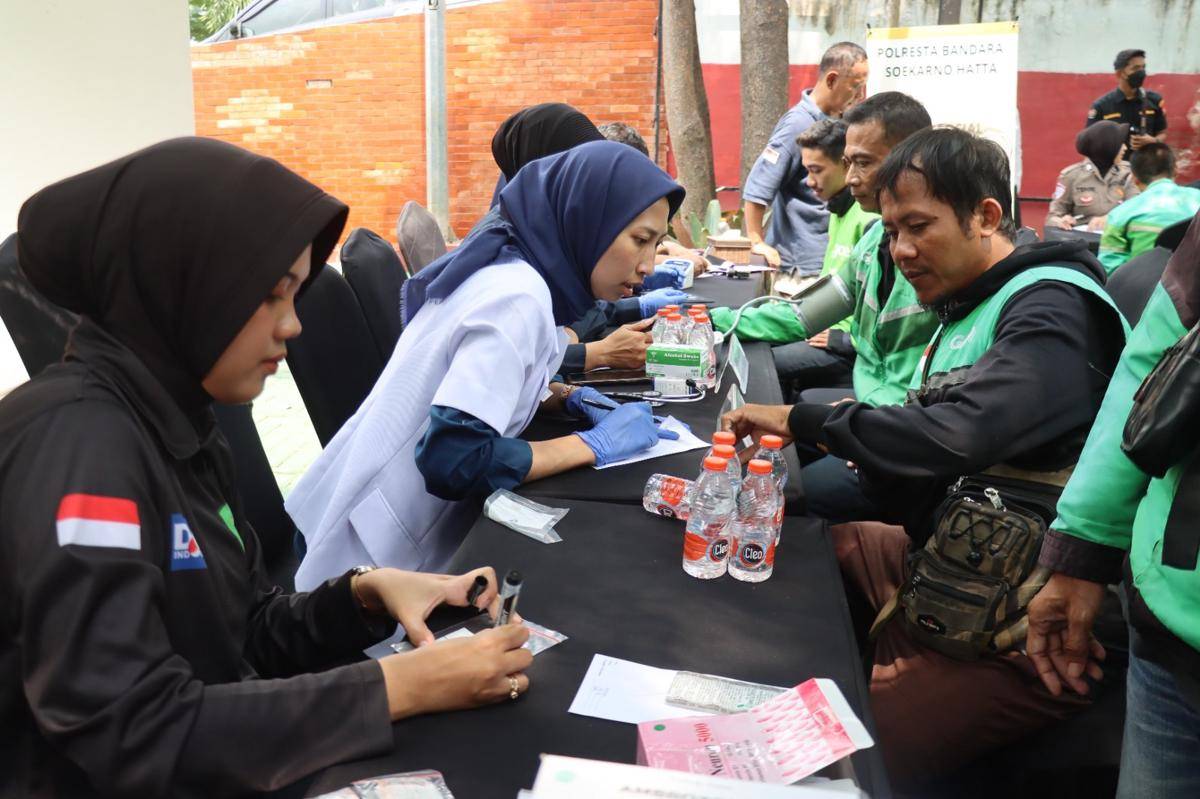 Ojol di sekitar Bandara Soetta diperiksa kesehatan (IDN Times/Maya Aulia Aprilianti)