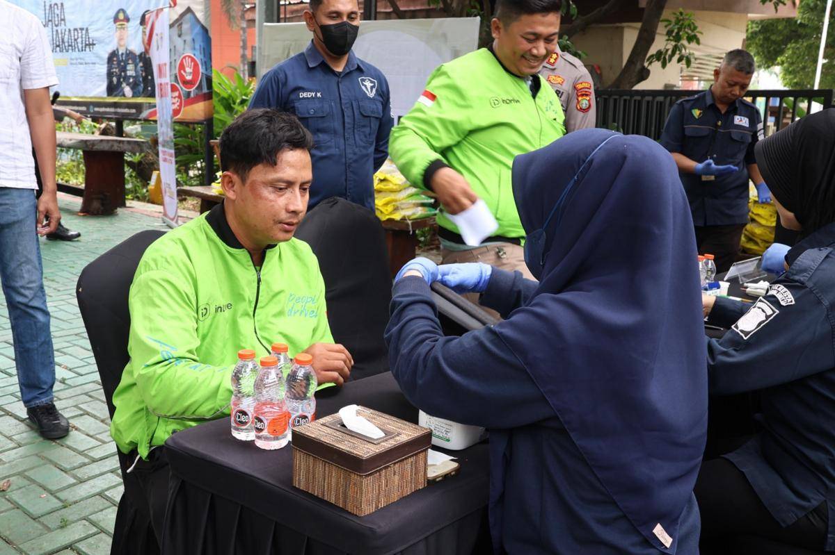 Ojol di sekitar Bandara Soetta diperiksa kesehatan (IDN Times/Maya Aulia Aprilianti)