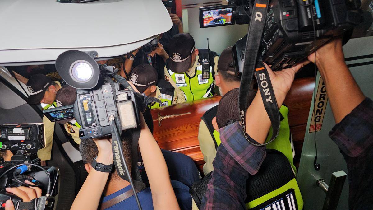 Jenazah mendiang Zetro Leonardo Purba tiba di Bandara Soekarno-Hatta (IDN Times/Maya Aulia Aprilianti)