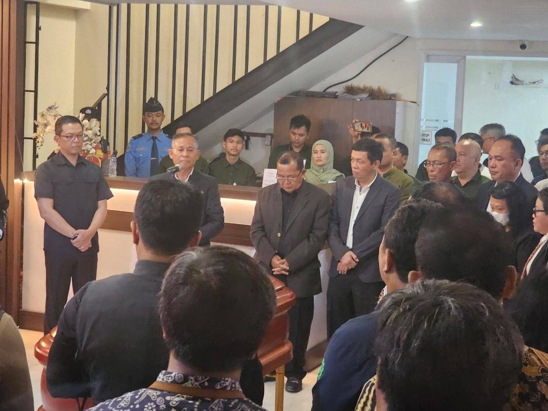 Jenazah mendiang Zetro Leonardo Purba tiba di Bandara Soekarno-Hatta (IDN Times/Maya Aulia Aprilianti)