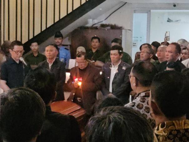 Jenazah mendiang Zetro Leonardo Purba tiba di Bandara Soekarno-Hatta (IDN Times/Maya Aulia Aprilianti)