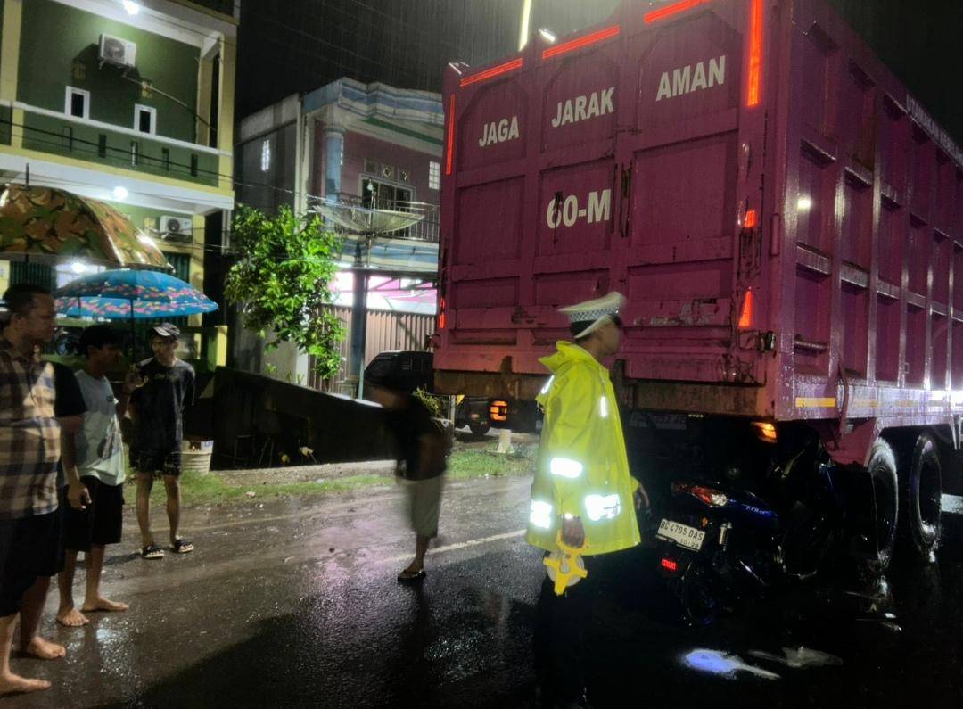 Proses evakuasi kecelakaan yang menewaskan pelajar di Muara Enim. (Dok. Sat Lantas Polres Muara Enim)