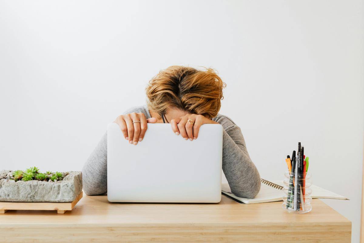 ilustrasi wfh yang terlalu lama (pexels.com/Photo By: Kaboompics.com)