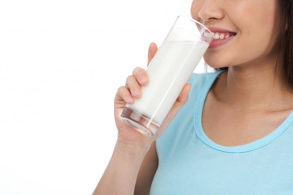 ilustrasi minum susu (freepik.com/pressfoto)