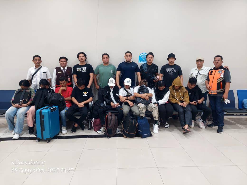 Polsek Bandara Sam Ratulangi Manado menahan 10 orang yang hendak berangkat ke Kamboja dan Thailand, Senin (8/9/2025). Dok. Polsek Bandara Manado