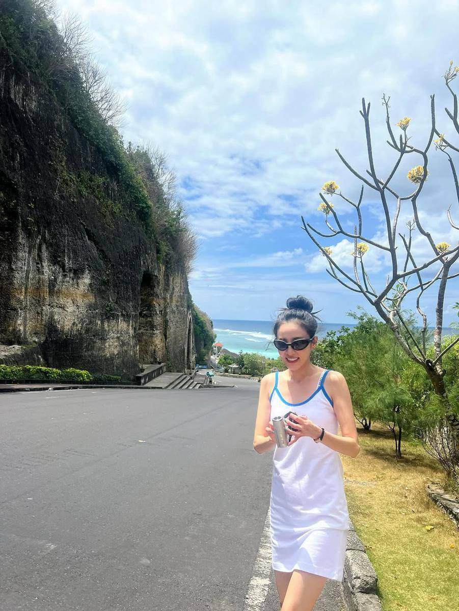 potret Dara 2NE1 jalan-jalan di Bali