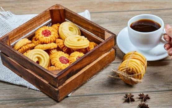 ilustrasi parcel kue kering