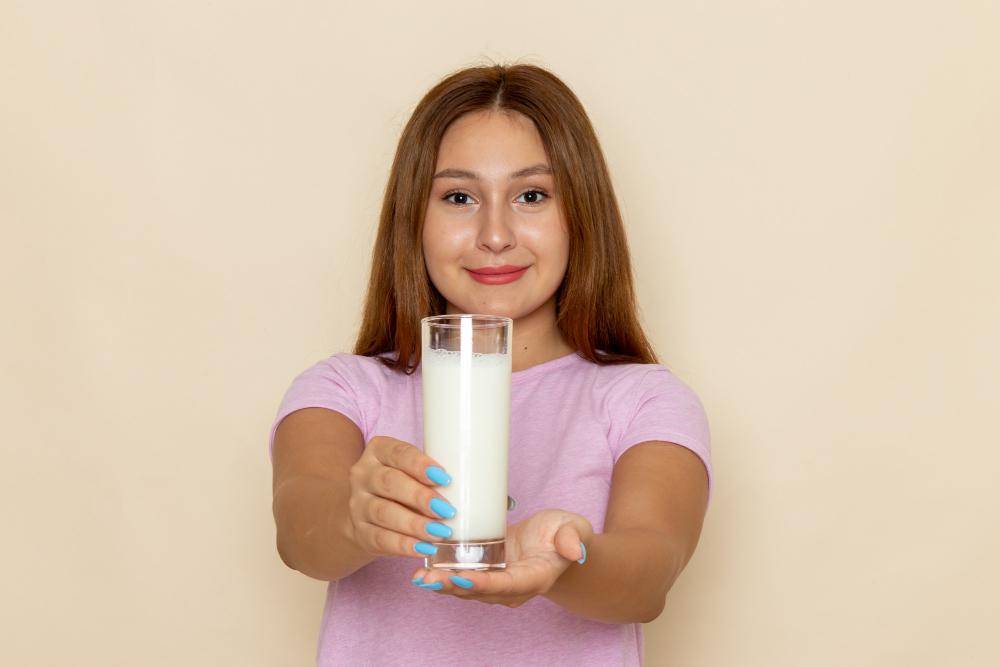 ilustrasi minum susu (freepik.com/KamranAydinov)