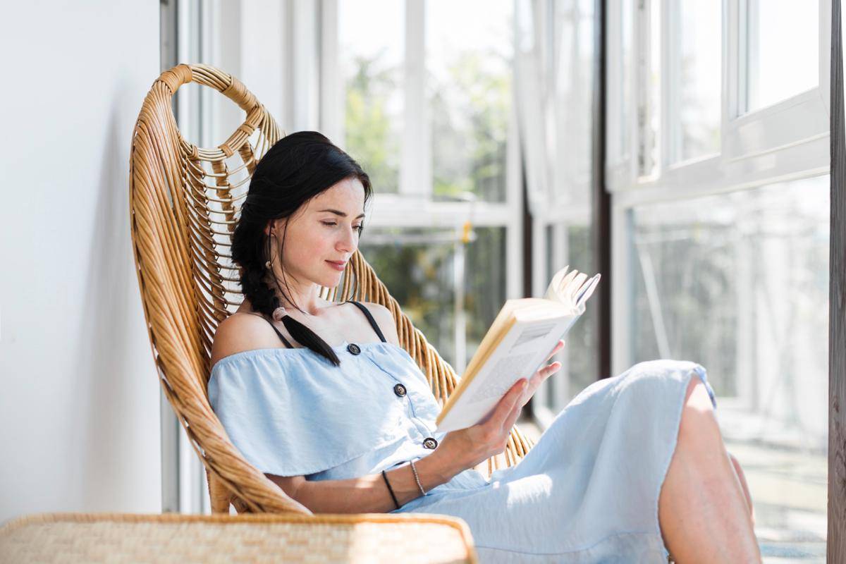 Inspirasi Sudut Baca di Rumah yang Cozy Banget Buat Me Time (Freepik.com/ Freepik)