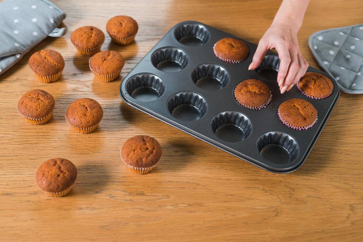ilustrasi muffin matang yang baru saja keluar dari oven