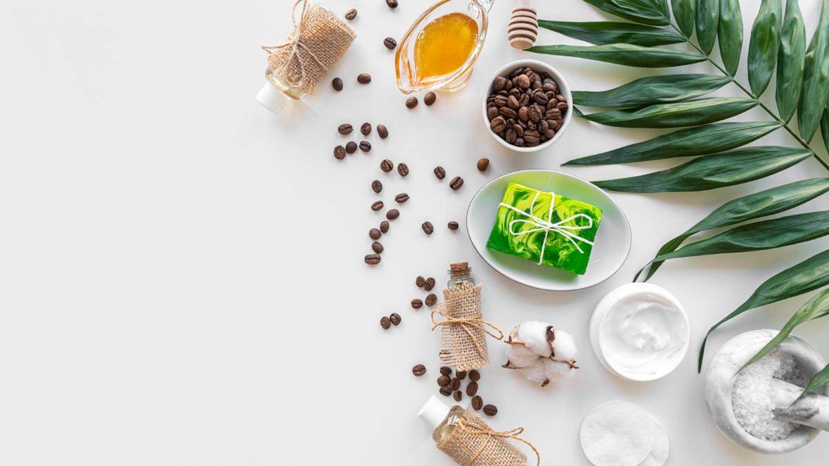 ilustrasi minyak kelapa dan biji kopi (freepik.com)