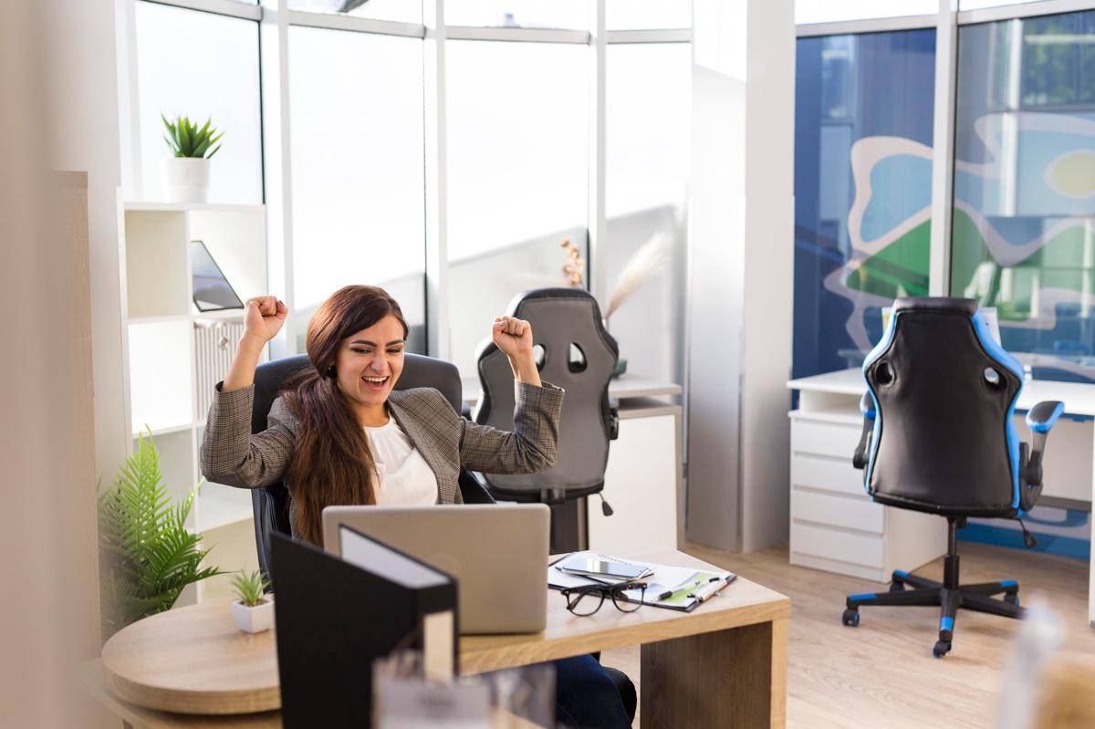 Ilustrasi wanita merasa gembira di kantor (freepik.com/freepik)