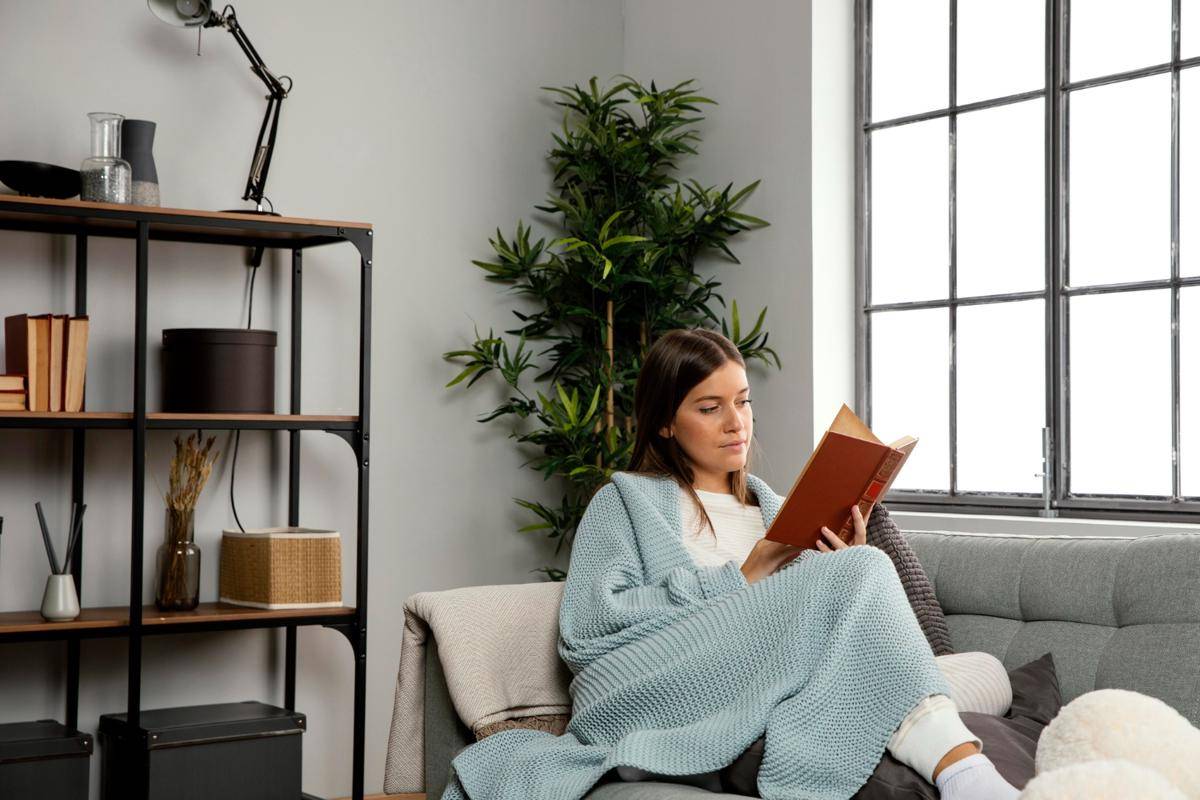 Inspirasi Sudut Baca di Rumah yang Cozy Banget Buat Me Time (Freepik.com/ Freepik)