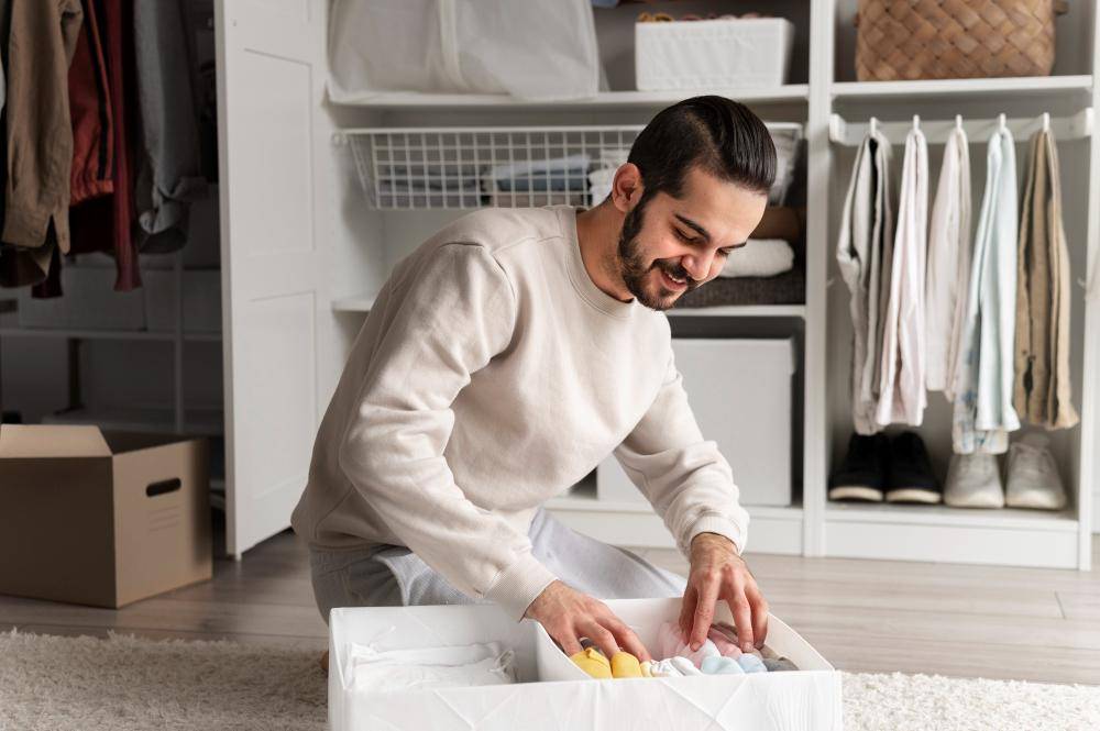 ilustrasi melakukan decluttering (freepik.com/freepik)