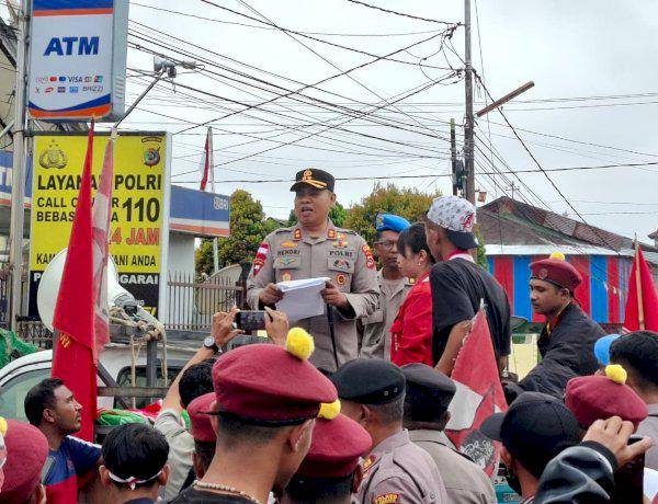 Kapolres Manggarai, AKBP Hendri Syaputra, saat menemui demonstrasi dari Aliansi Cipayung. (Dok Polres Manggarai)