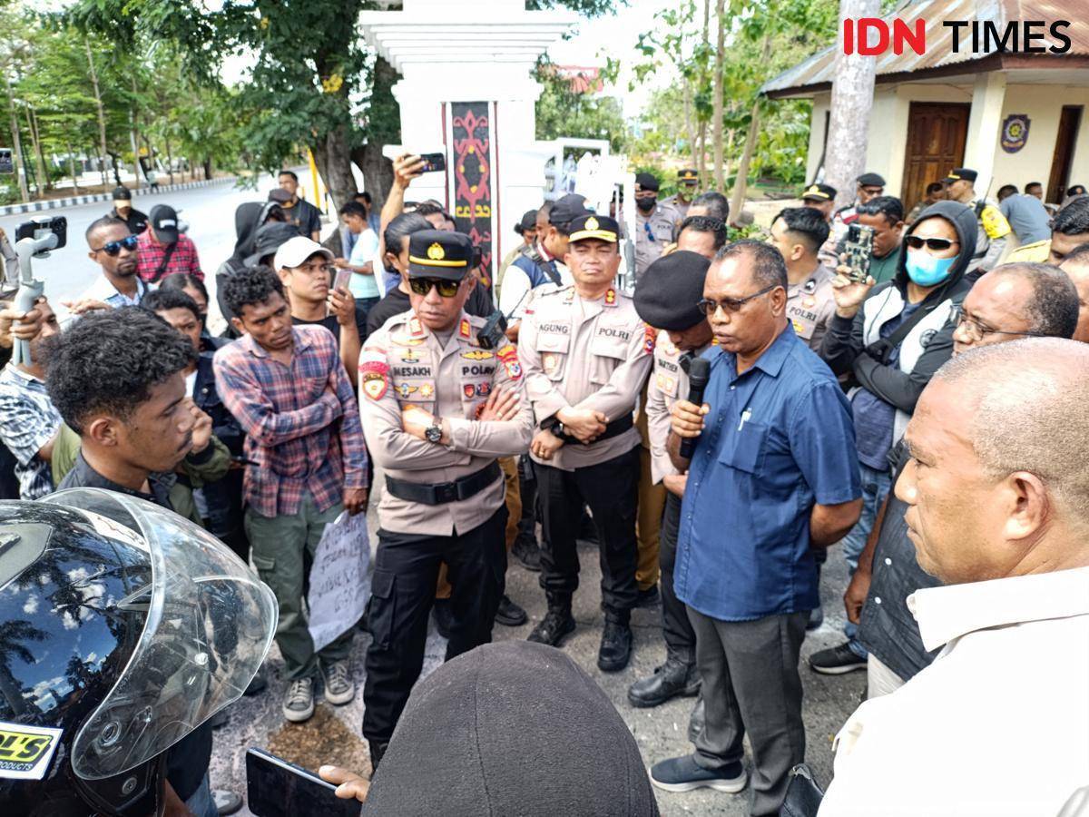 Anggota DPRD NTT Alex Ofong menemui pendemo yang menolak kenaikan tunjangan DPRD NTT. (IDN Times/Putra Bali Mula)