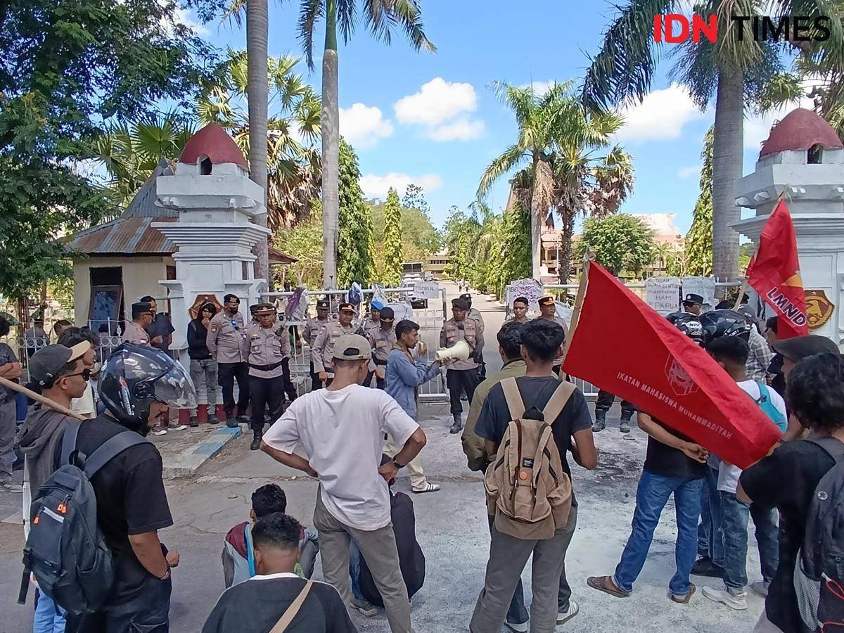 Aksi demonstrasi mahasiswa tolak kenaikan tunjangan DPRD NTT. (IDN Times/Putra Bali Mula)
