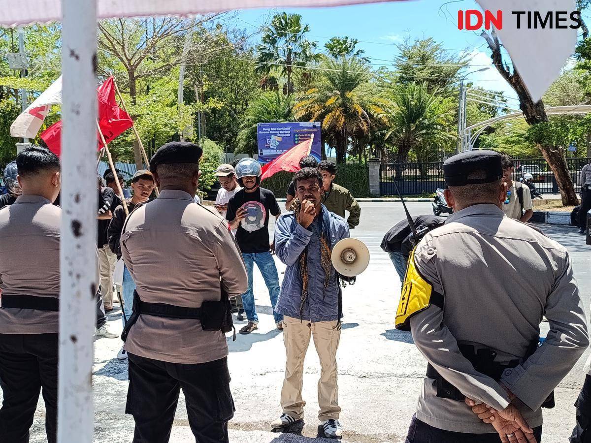 Aksi demonstrasi mahasiswa tolak kenaikan tunjangan DPRD NTT. (IDN Times/Putra Bali Mula)