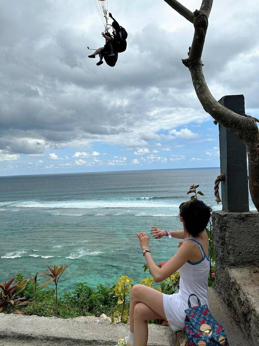 potret Dara 2NE1 jalan-jalan di Bali