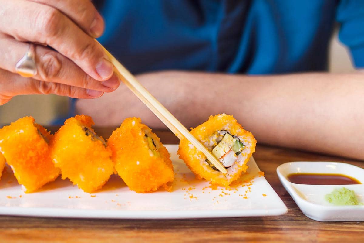 ilustrasi menyantap sushi roll goreng crispy