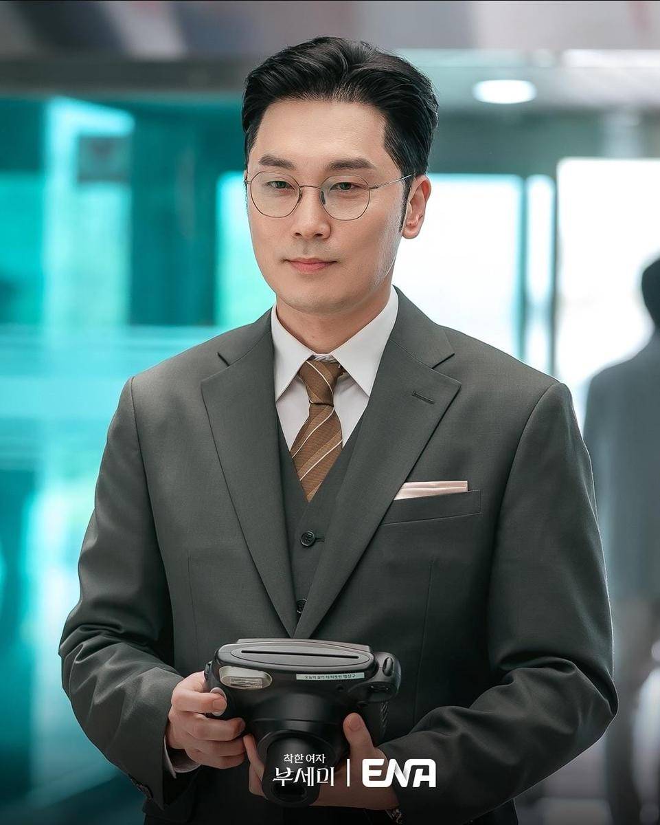 Seo Hyun Woo di drama Ms. Incognito (instagram.com/channel.ena.d)