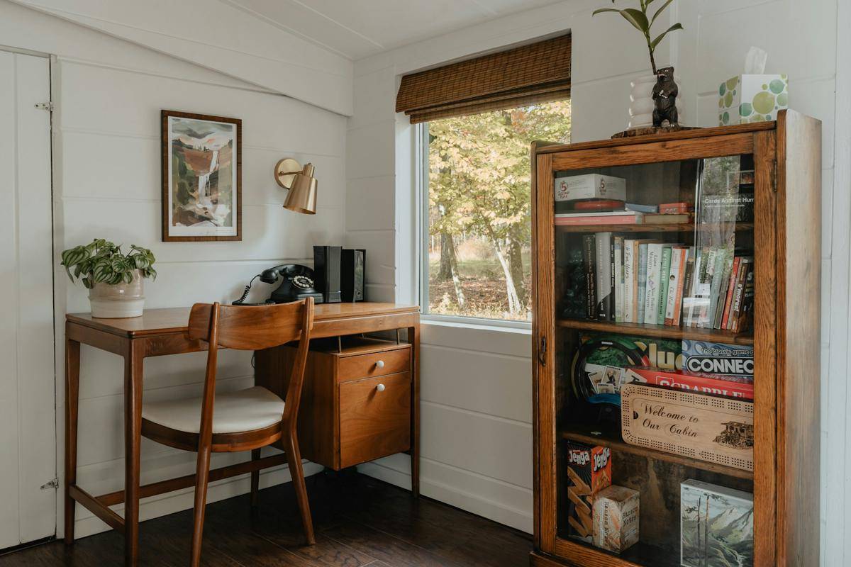 Inspirasi Sudut Baca di Rumah yang Cozy Banget Buat Me Time (Unsplash.com/ Clay Banks)
