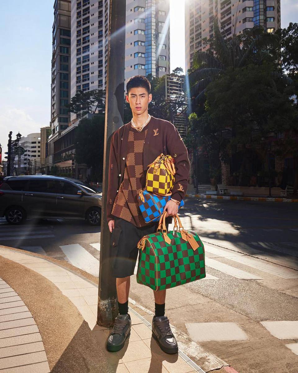 Style Pakai Tas ala Jao Wattanasin Siblings