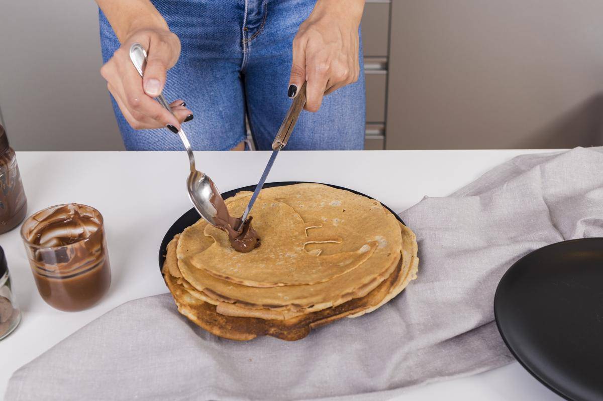ilustrasi membuat mille crepe cake