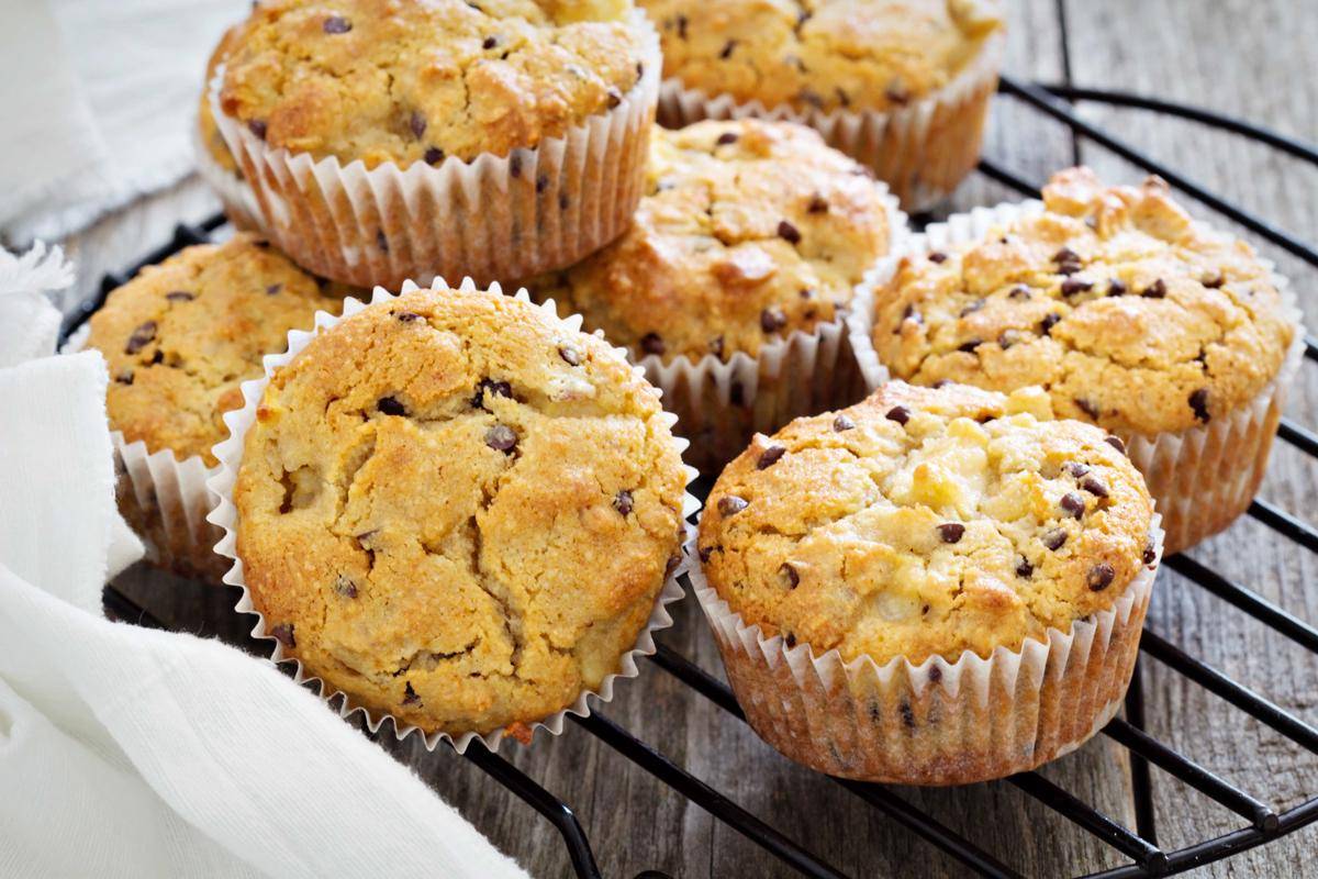 ilustrasi banana bread muffin (freepik.com/fahrwasser)