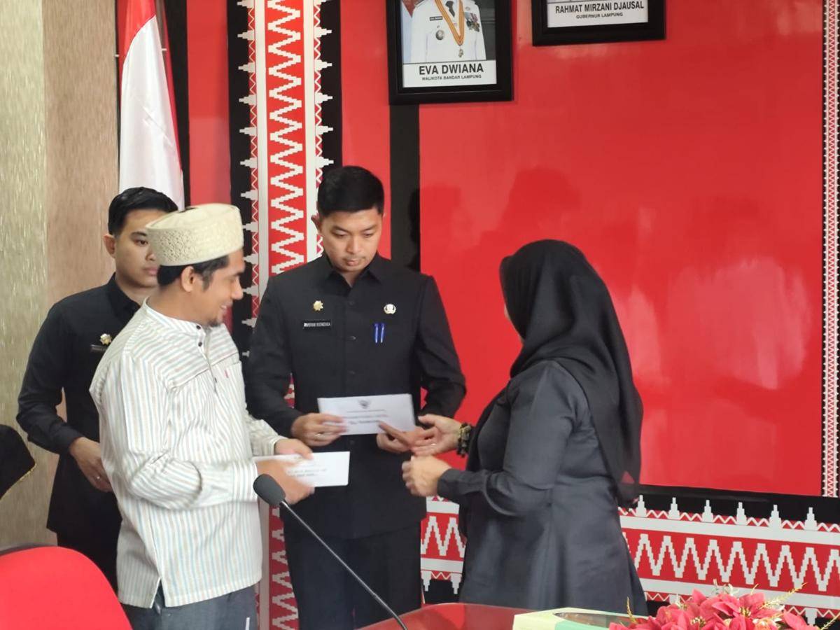 Walikota Bandar Lampung, Eva Dwiana saat memberikan bantuan ke rumah ibadah. (IDN Times/Muhaimin)