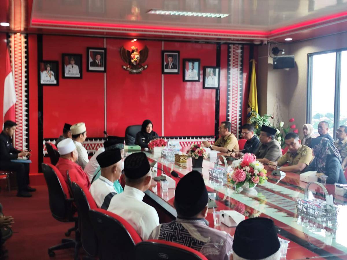 Walikota Bandar Lampung, Eva Dwiana saat memberikan bantuan ke rumah ibadah. (IDN Times/Muhaimin)