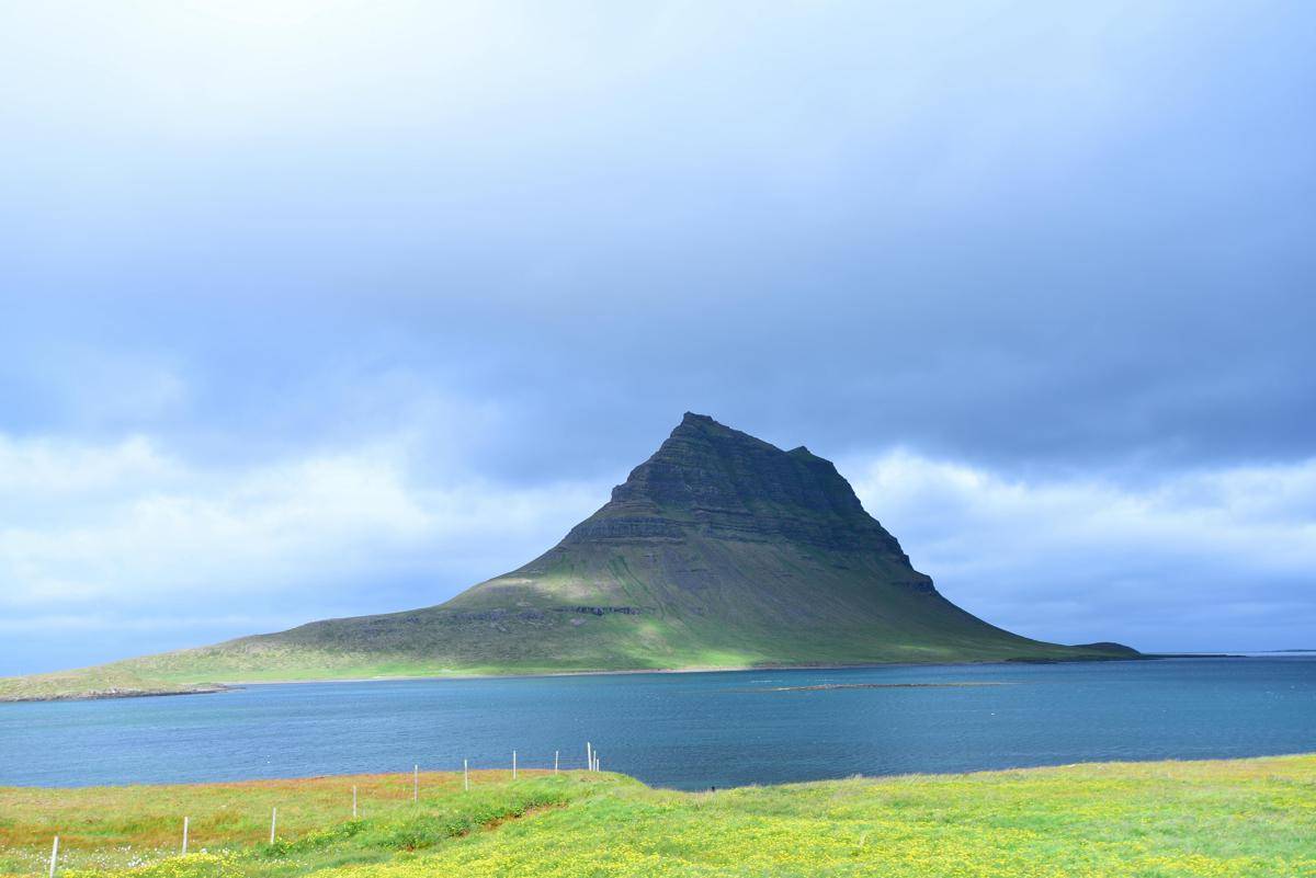 potret Kirkjufell yang menonjol