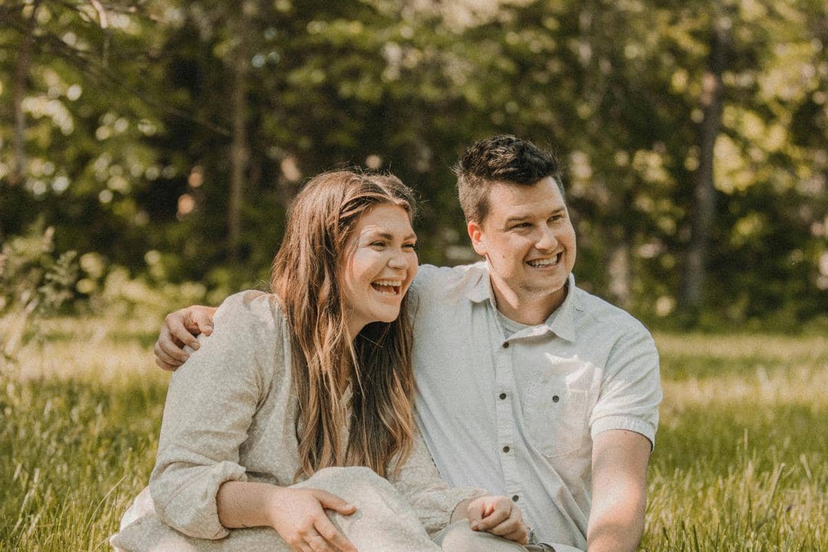 ilustrasi pasangan tertawa (pexels.com/Daniel & Hannah Snipes)