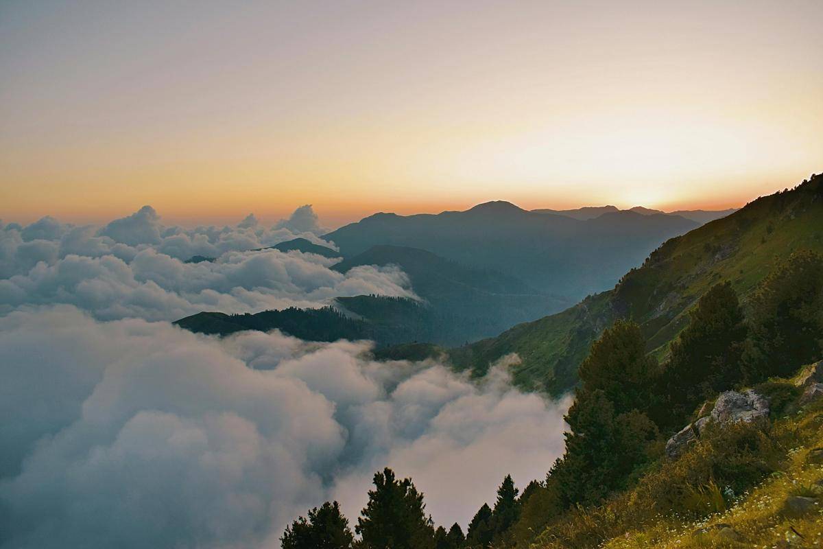 ilustrasi gunung tertutup awan