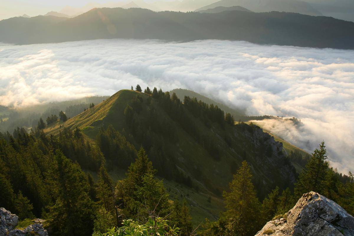 ilustrasi gunung tertutup awan