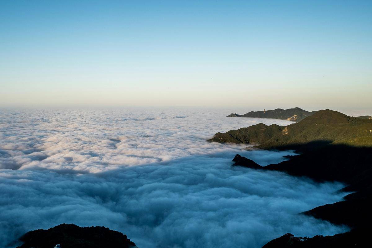 ilustrasi gunung tertutup awan