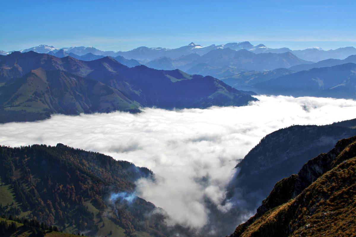 ilustrasi gunung tertutup awan 