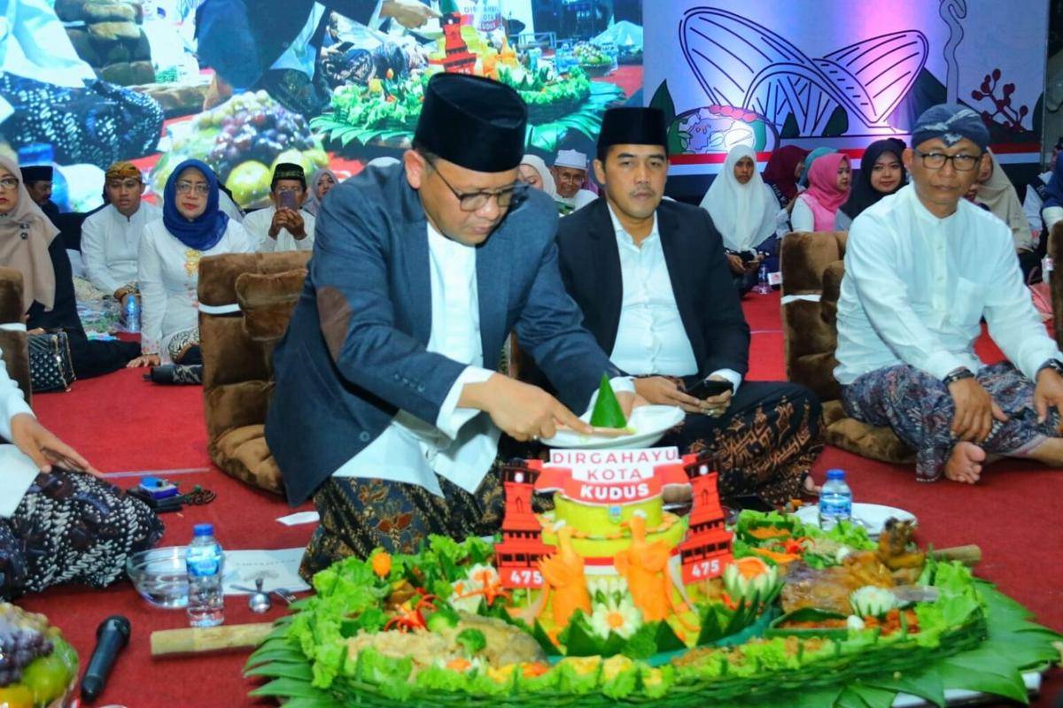 Potret acara Kenduren massal dalam rangka memperingati Hari Jadi Kota Kudus. (tourism.kuduskab.go.id)